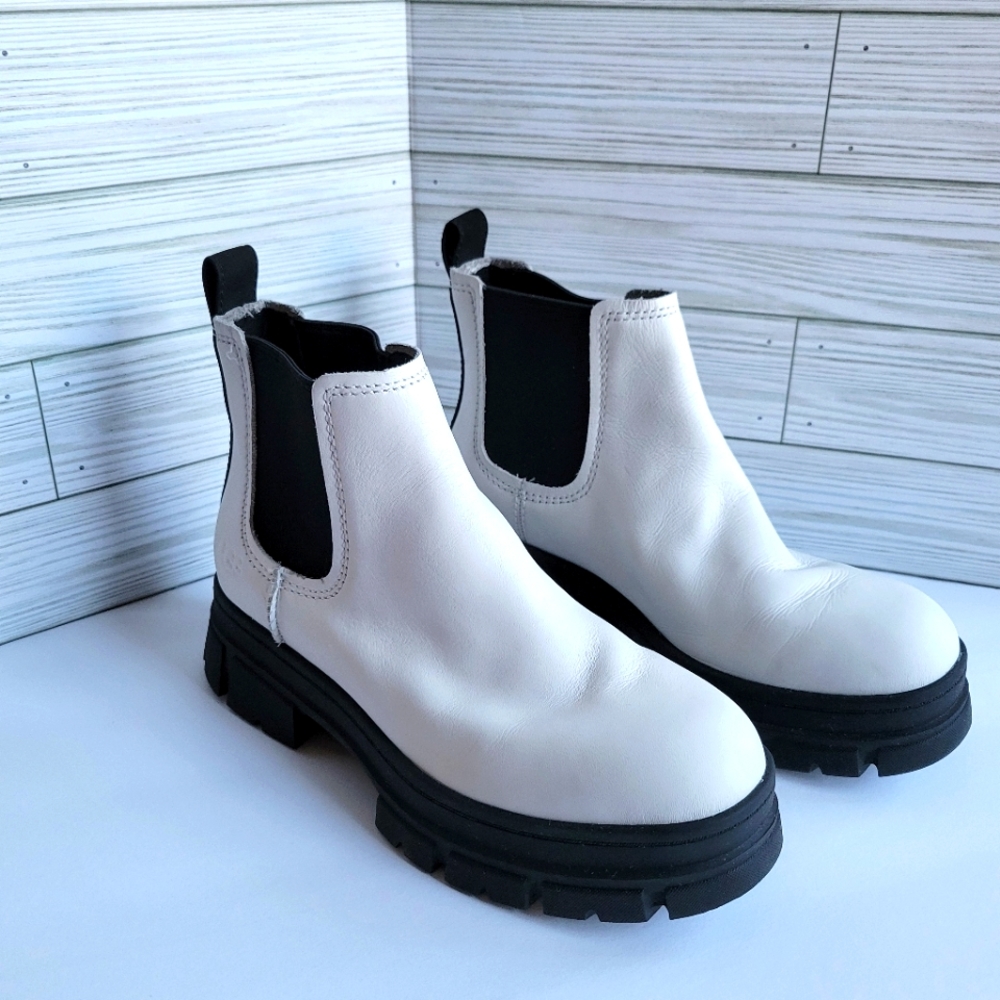 Ugg Ashton Chelsea Boot- size 8- white/black